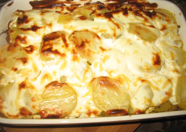 Fotografia przedstawiająca Zapiekanka z ziemniaków, mięsa mielonego i kapusty kiszonej