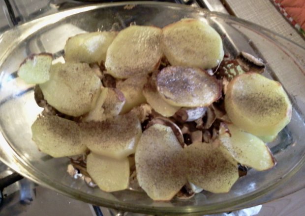 Fotografia przedstawiająca Zapiekanka z ziemniaków, mięsa mielonego i pieczarek