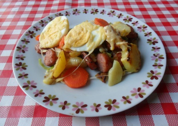 Fotografia przedstawiająca Zapiekanka z ziemniaków, pory i jajek