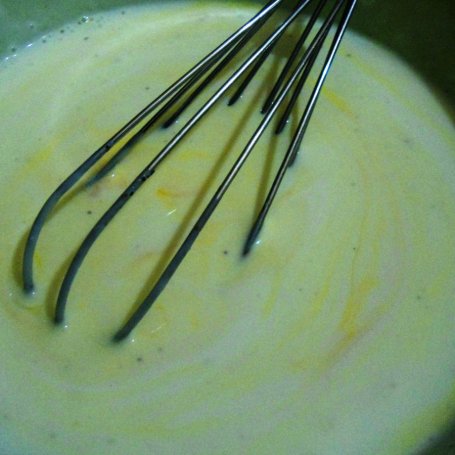 Krok 4 - Zapiekanka ziemniaczana z cukinią, polędwicą drobiową i parmezanem w sosie śmietanowo-jogurtowym foto