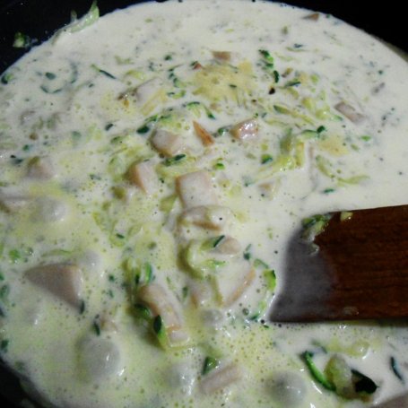 Krok 5 - Zapiekanka ziemniaczana z cukinią, polędwicą drobiową i parmezanem w sosie śmietanowo-jogurtowym foto