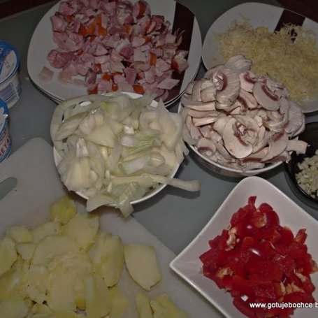 Krok 1 - Zapiekanka ziemniaczana z kiełbasą, boczkiem i warzywami foto