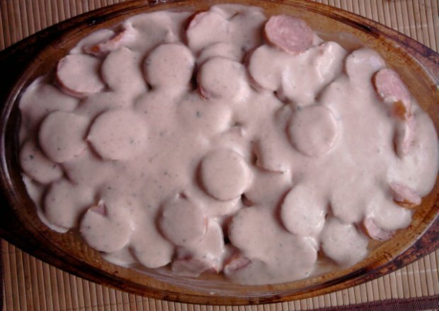 Fotografia przedstawiająca zapiekanka ziemniaczana z kiełbasą i cebulą