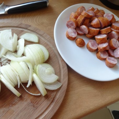 Krok 1 - Zapiekanka ziemniaczana z kiełbasą i cebulą foto