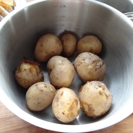 Krok 2 - Zapiekanka ziemniaczana z kiełbasą i cebulą foto