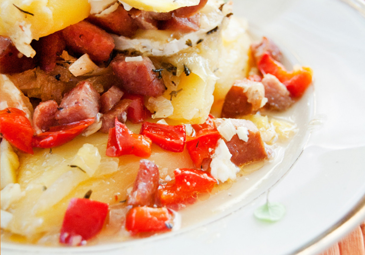 Zapiekanka ziemniaczana z kiełbaską, papryką i serem camembert foto