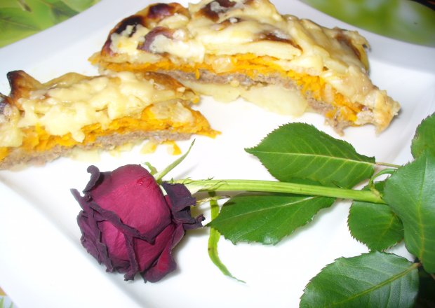 Fotografia przedstawiająca Zapiekanka ziemniaczana z marchewką i mięsem