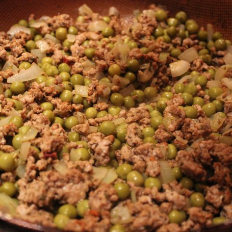 Krok 1 - Zapiekanka ziemniaczana z mięsem i zielonym groszkiem pod beszamelem foto