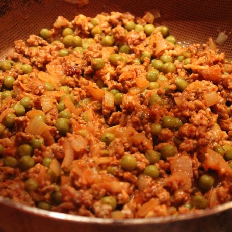 Krok 2 - Zapiekanka ziemniaczana z mięsem i zielonym groszkiem pod beszamelem foto