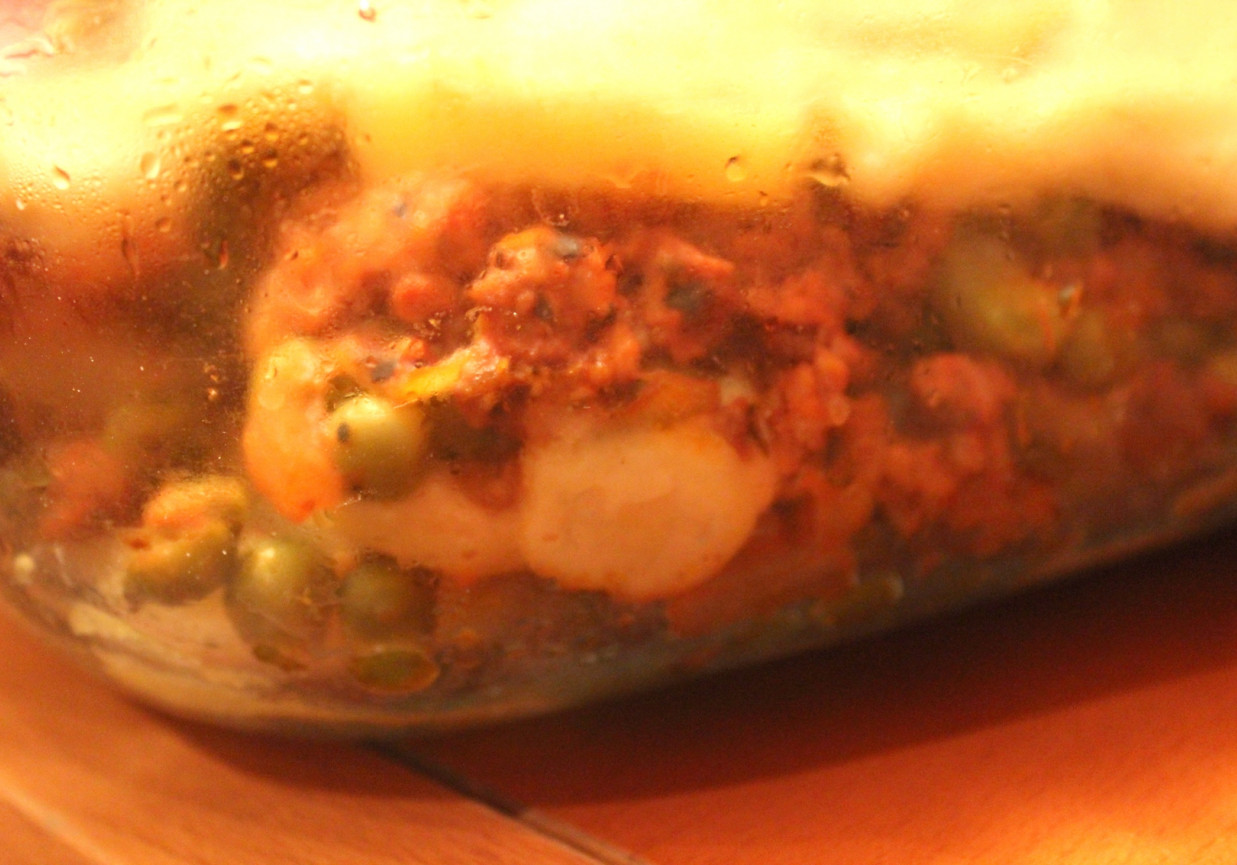 Zapiekanka ziemniaczana z mięsem i zielonym groszkiem pod beszamelem foto