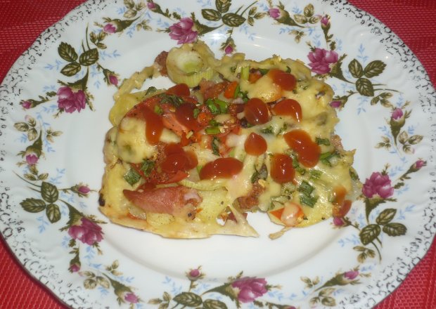 Fotografia przedstawiająca Zapiekanka ziemniaczana z porem, boczkiem i pomidorem
