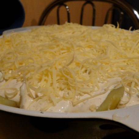 Krok 7 - Zapiekanka ziemniaczana z wędzonym dorszem, brokułem i sosem śmietanowym foto