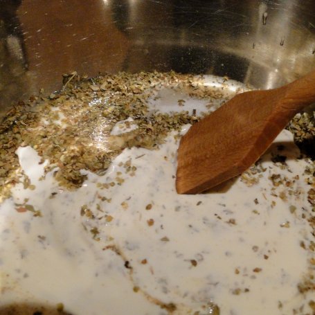 Krok 2 - Zapiekanka ziemniaczana z wędzonym dorszem, brokułem i sosem śmietanowym foto