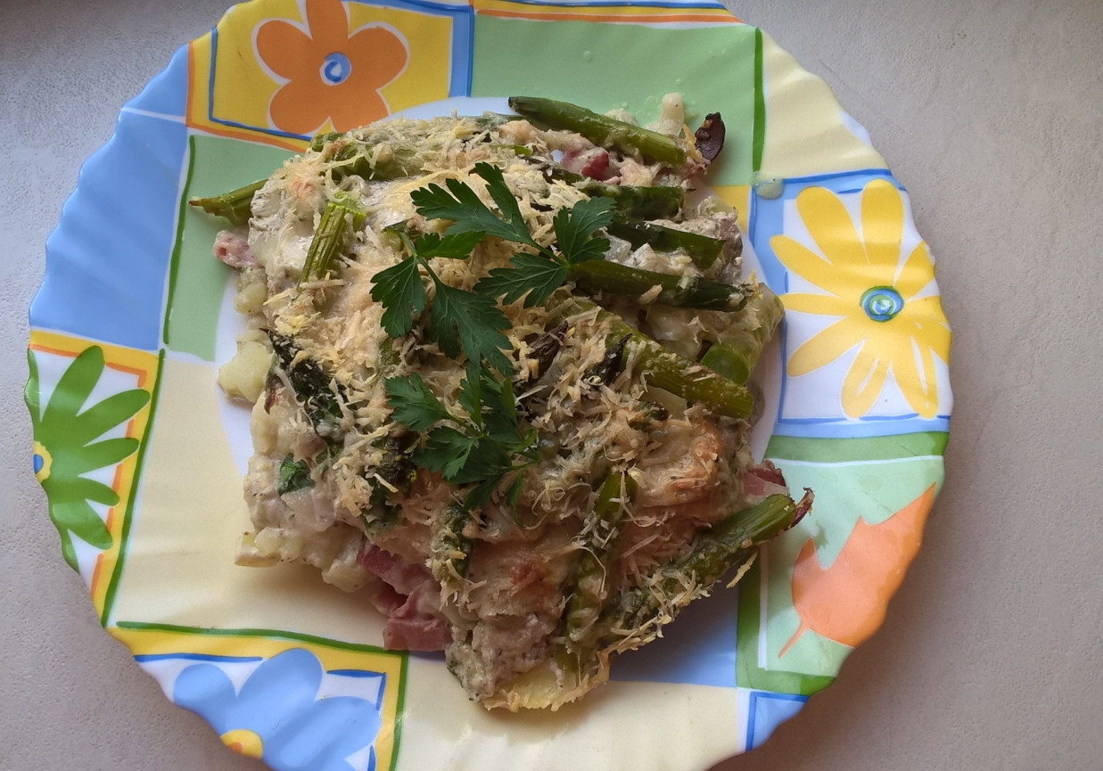 Zapiekanka ziemniaczana ze szparagami i szynką parmeńską foto