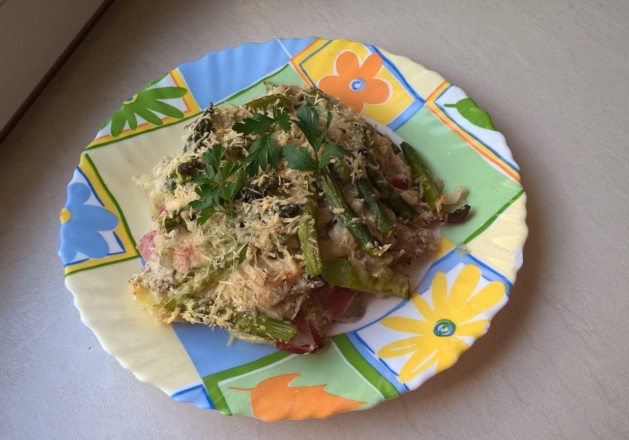 Zapiekanka ziemniaczana ze szparagami i szynką parmeńską foto