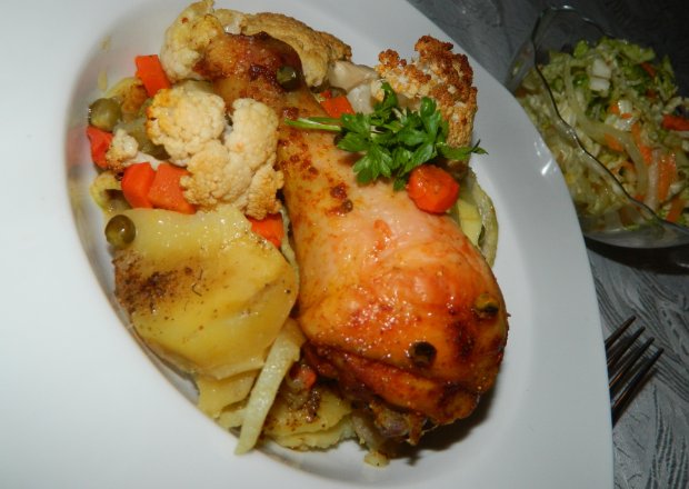 Fotografia przedstawiająca Zapiekanka ziemniaczano-warzywna z pałkami z kurczaka