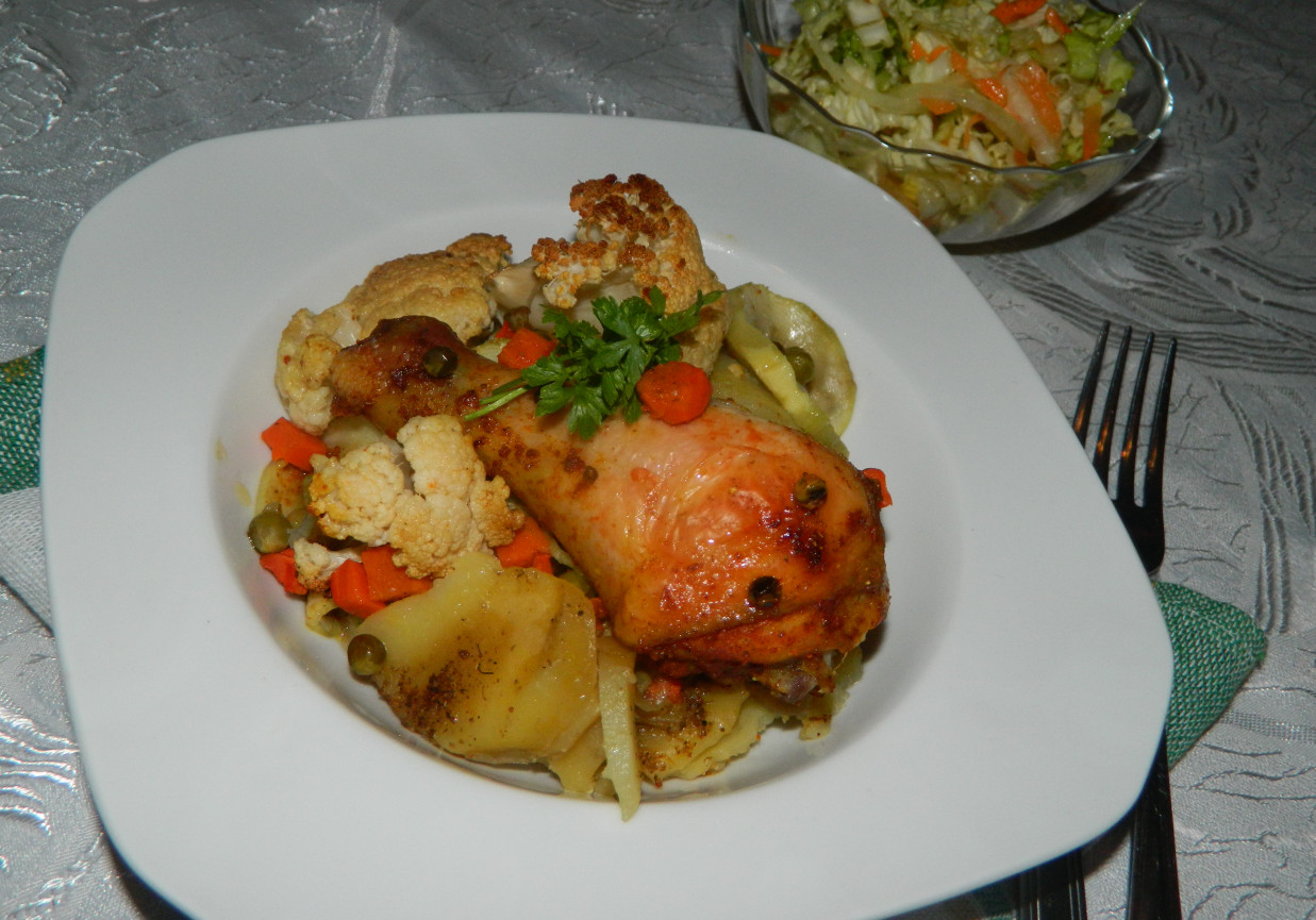 Zapiekanka ziemniaczano-warzywna z pałkami z kurczaka foto