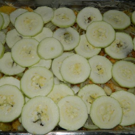 Krok 3 - Zapiekanka ziemniaczano-warzywna z pałkami z kurczaka foto