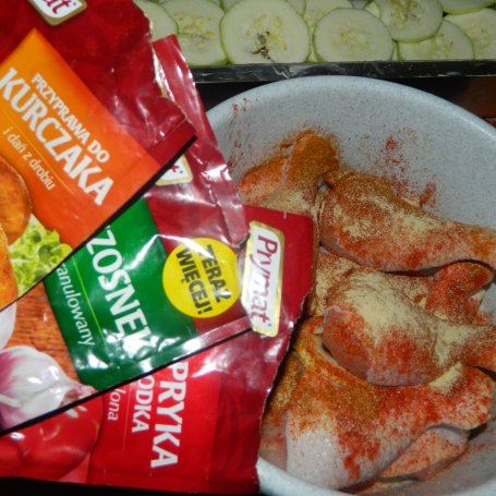 Krok 4 - Zapiekanka ziemniaczano-warzywna z pałkami z kurczaka foto