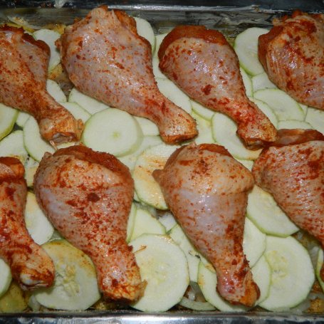 Krok 5 - Zapiekanka ziemniaczano-warzywna z pałkami z kurczaka foto