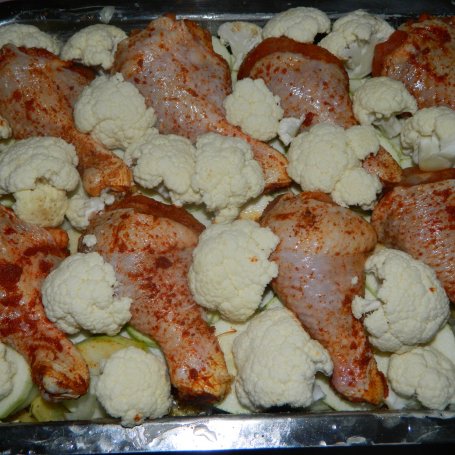 Krok 6 - Zapiekanka ziemniaczano-warzywna z pałkami z kurczaka foto