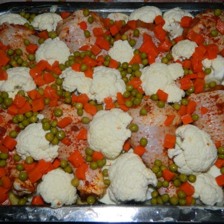 Krok 7 - Zapiekanka ziemniaczano-warzywna z pałkami z kurczaka foto