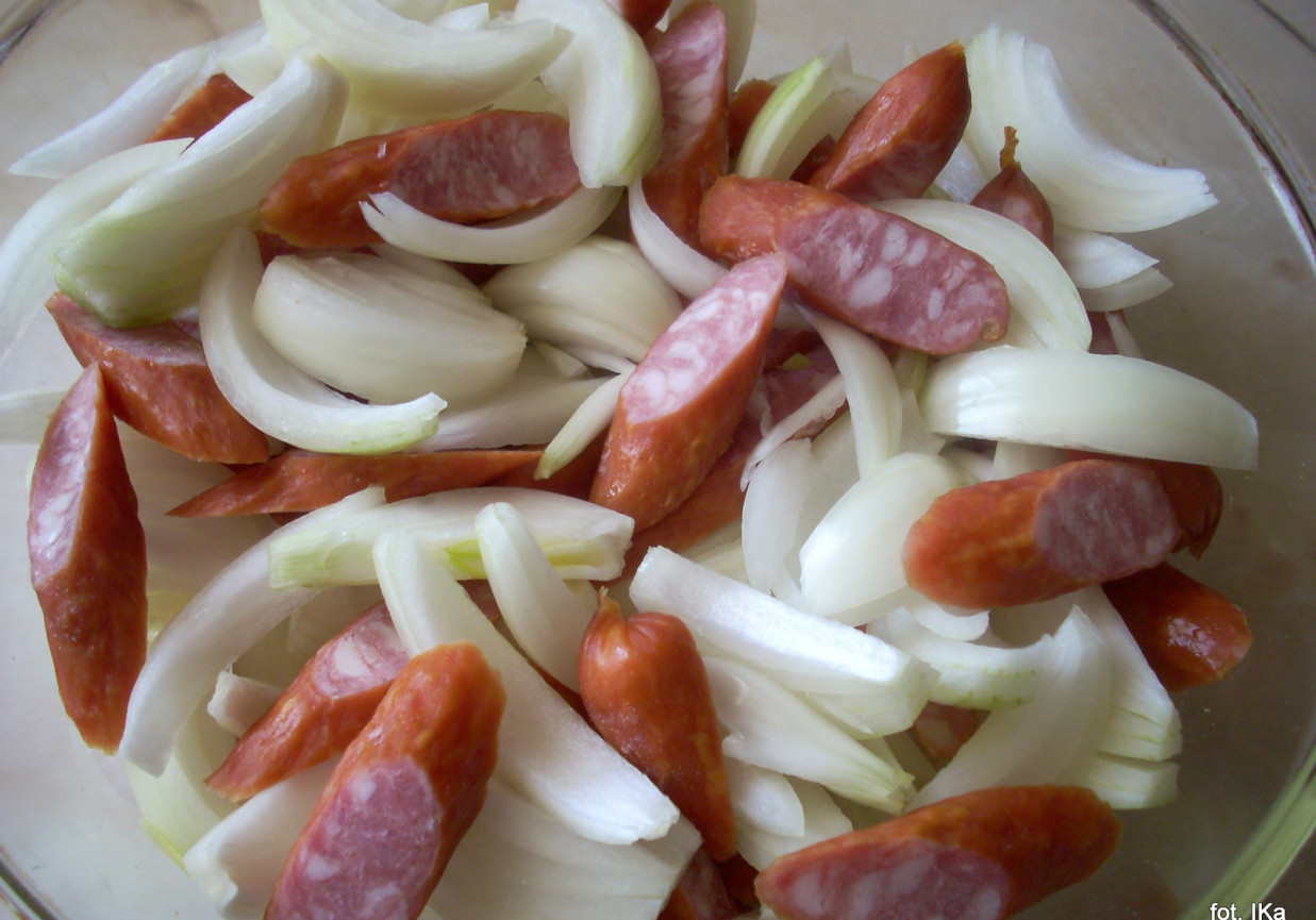 Zapiekanka ziemniaczano-marchewkowa z kiełbaskami foto