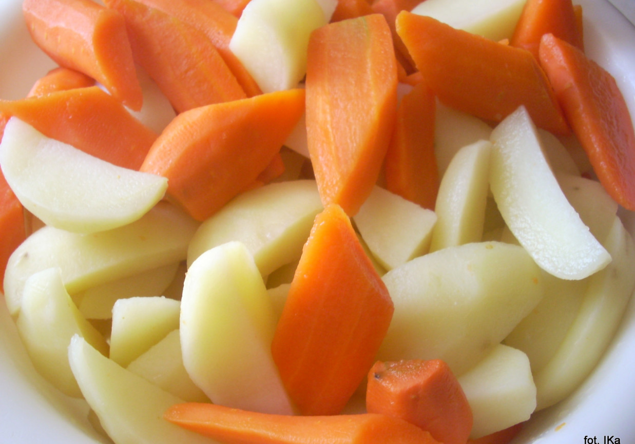 Zapiekanka ziemniaczano-marchewkowa z kiełbaskami foto