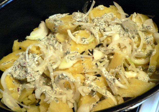Fotografia przedstawiająca Zapiekanka ziemniakaczo-ziołowa