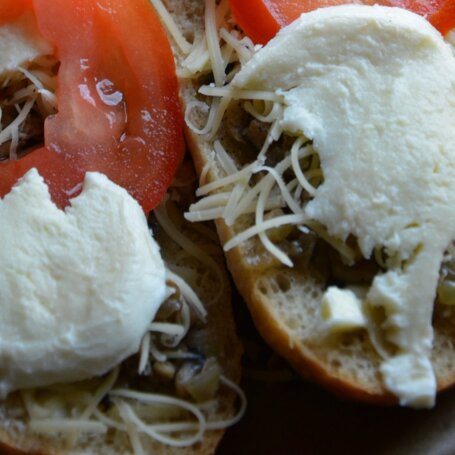 Krok 3 - Zapiekanki caprese z pieczarkami foto