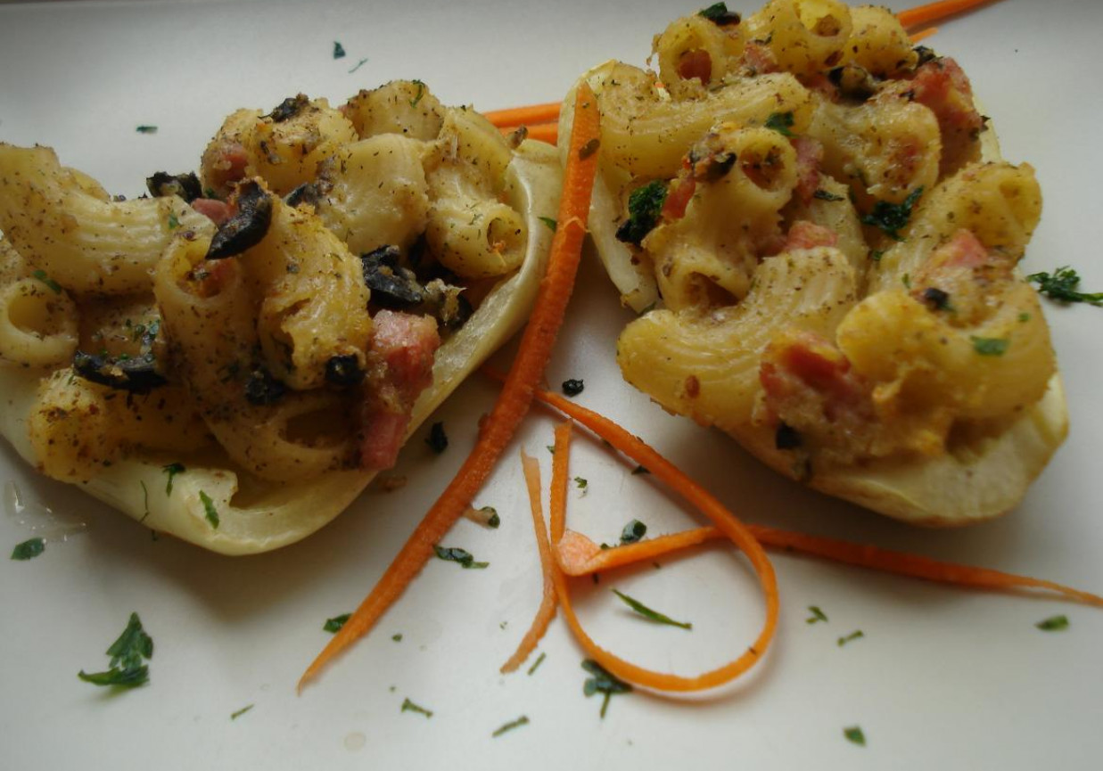 Zapiekanki makaronowe w papryce foto