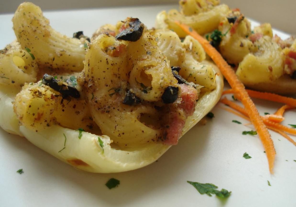 Zapiekanki makaronowe w papryce foto