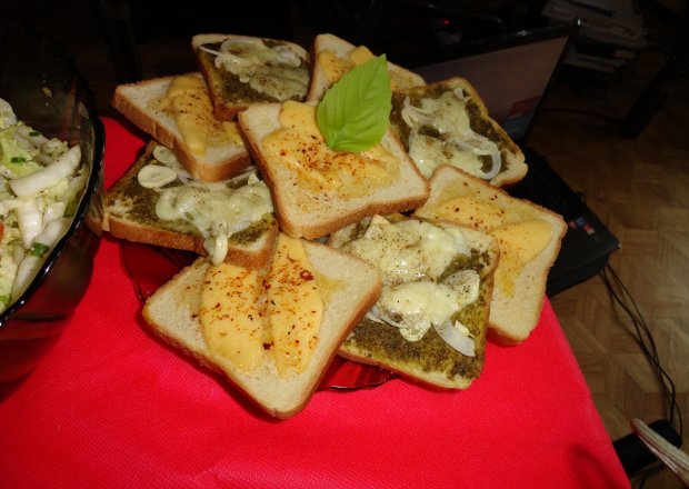 Fotografia przedstawiająca zapiekanki mix pesto i sera