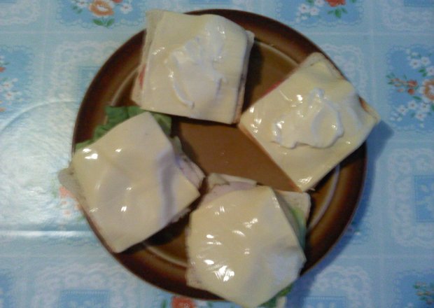 Fotografia przedstawiająca Zapiekanki na chlebie tostowym