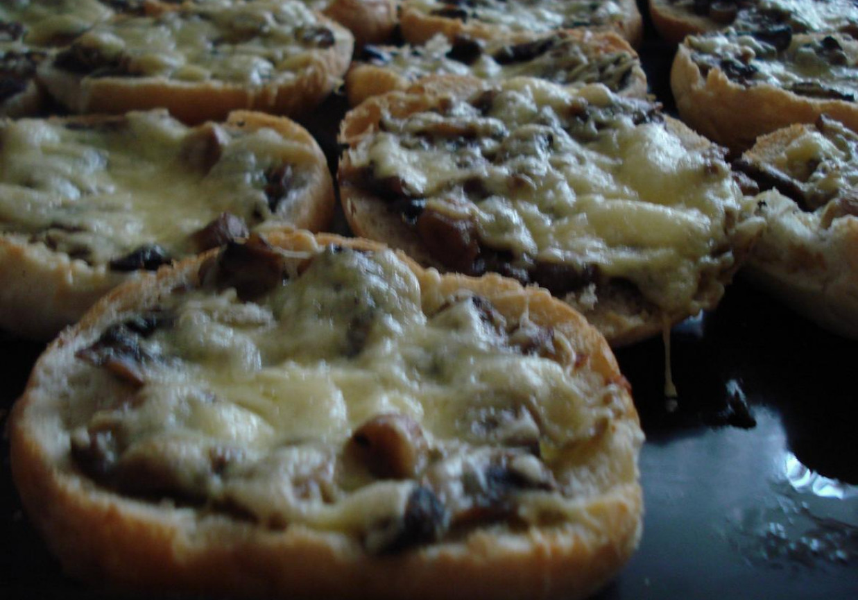 Zapiekanki pieczarkowo- serowe foto