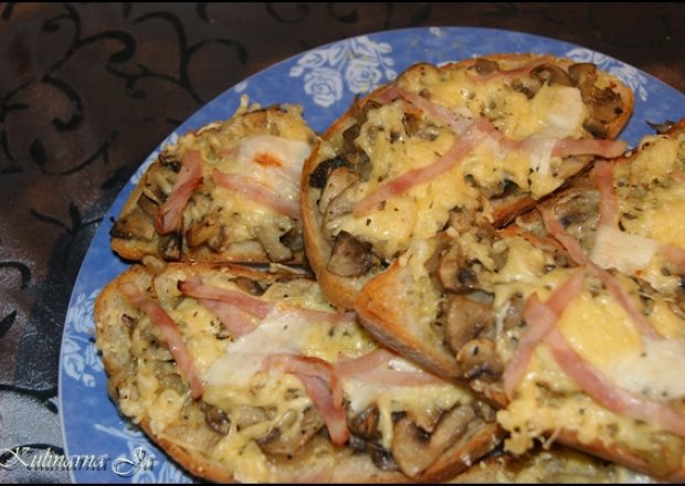 Fotografia przedstawiająca Zapiekanki z chleba z pieczarkami, szynką i serem