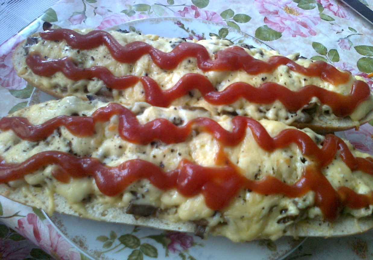 Zapiekanki z dużą ilością sera foto