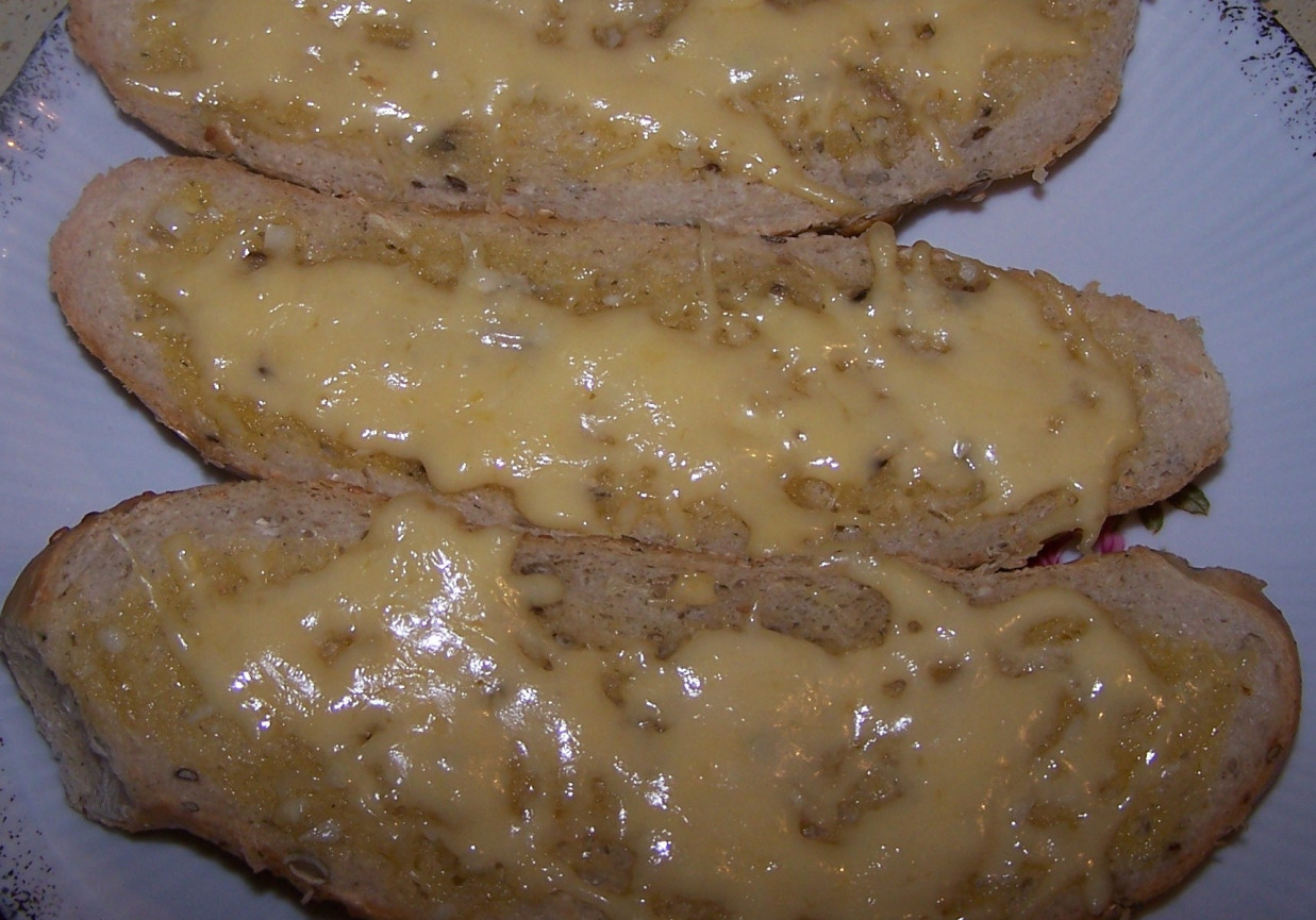 Zapiekanki z serem na maśle czosnkowym foto
