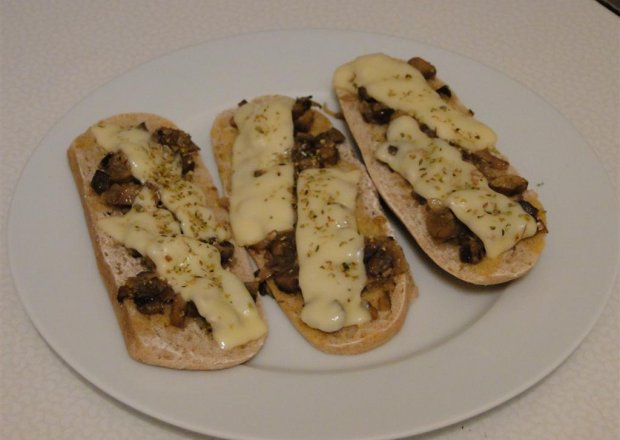 Fotografia przedstawiająca Zapiekanki z serem, pieczarkami i oregano