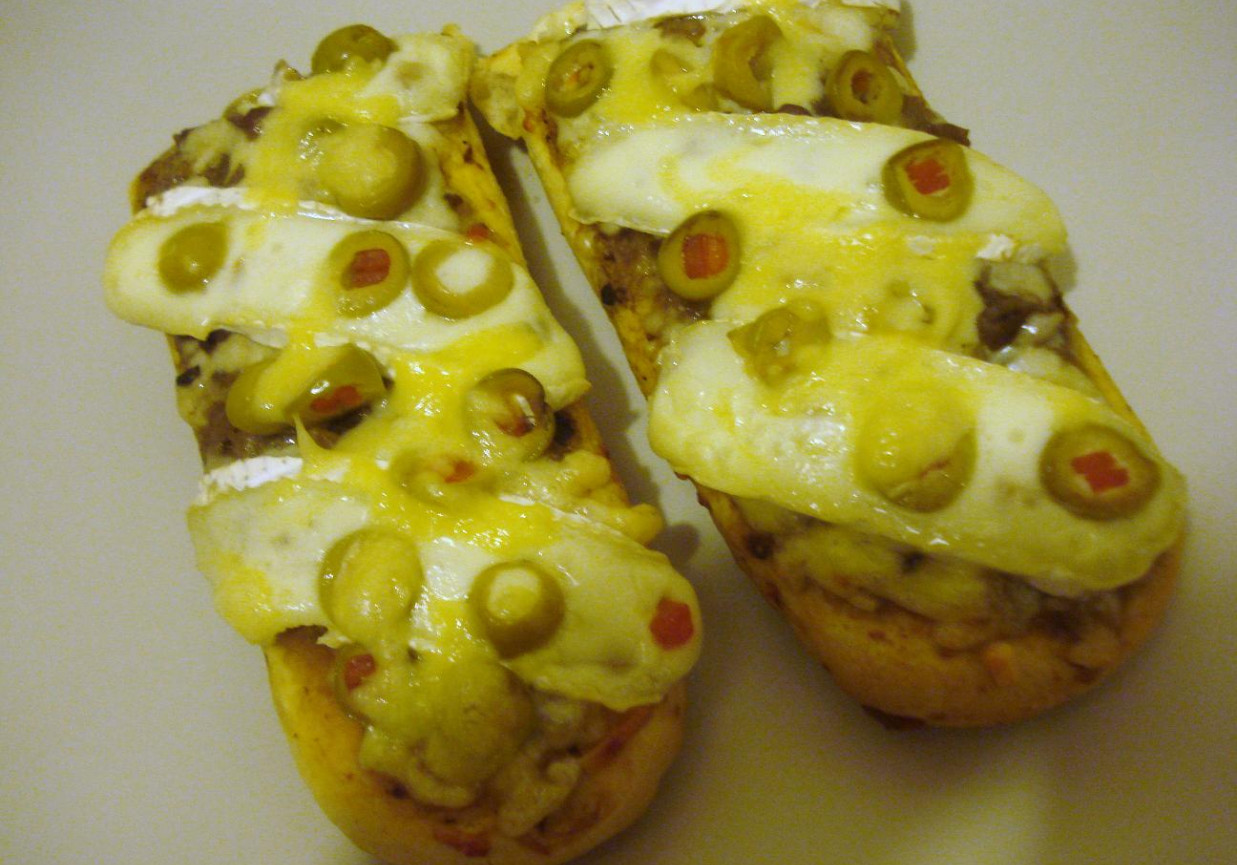 Zapiekanki z serem pleśniowym i oliwkami foto