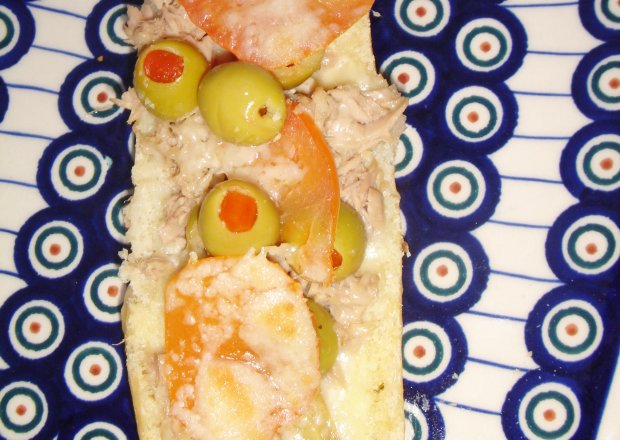 Fotografia przedstawiająca Zapiekanki z tuńczykiem, oliwkami i serem grana padano