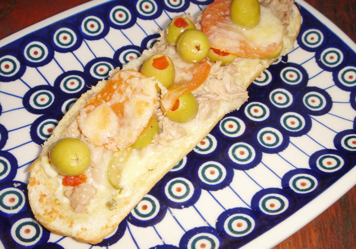 Zapiekanki z tuńczykiem, oliwkami i serem grana padano foto