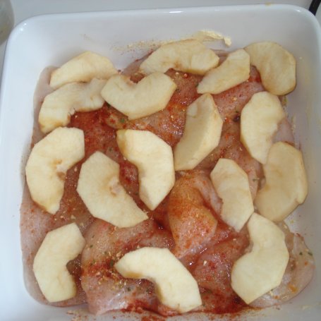 Krok 3 - Zapiekany filet z kurczaka z buraczkowym purre i jabłkiem foto
