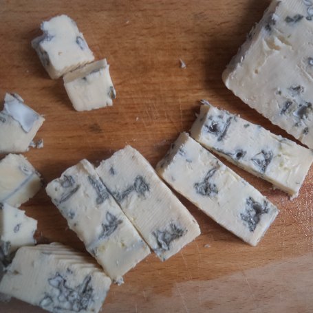 Krok 5 - Zapiekany Filet z nutą czosnku niedżwiedziego w towarzystwie sera z niebieską pleśnia :) foto