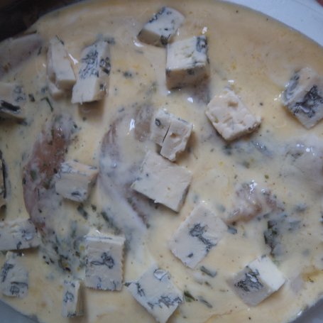 Krok 6 - Zapiekany Filet z nutą czosnku niedżwiedziego w towarzystwie sera z niebieską pleśnia :) foto