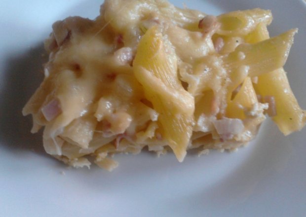 Fotografia przedstawiająca Zapiekany makaron z serem i szynką