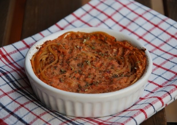 Fotografia przedstawiająca Zapiekany makaron z sosem pomidorowym