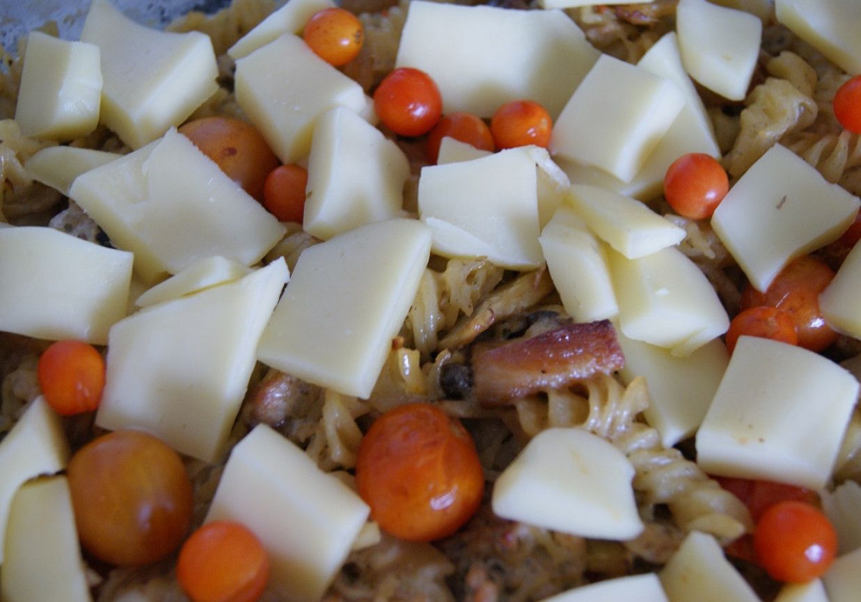Zapiekany makaron z wieprzowiną, serem i pomidorkami koktajlowymi foto