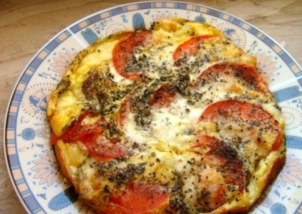 Fotografia przedstawiająca Zapiekany omlet z mozzarellą.
