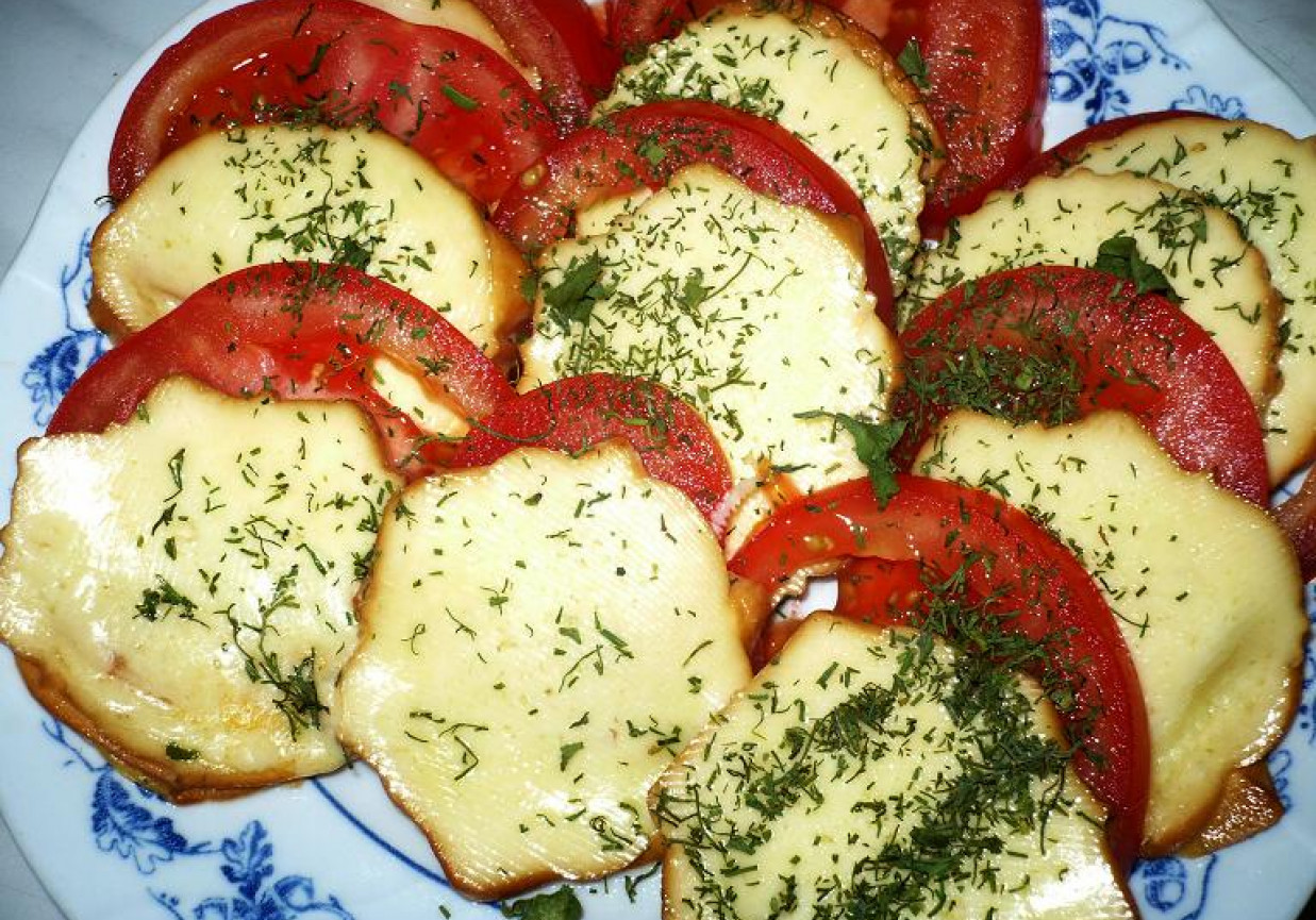 Zapiekany oscypek z pomidorem foto